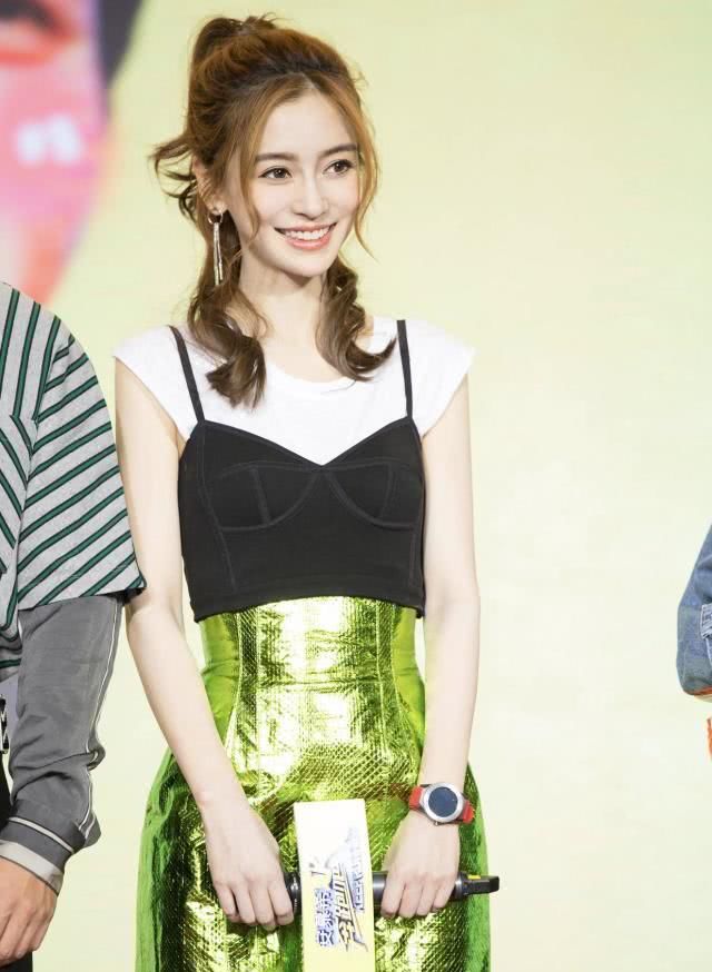  『Angelababy』Angelababy愈来愈靓，灰黑色吊带背心配紧身裙美少女感迎面而来，高端大气显年轻