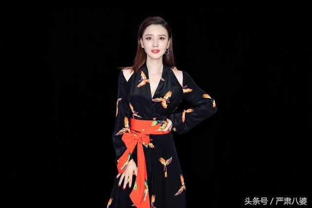 张萌时尚look干练优雅 长腿吸睛性感撩人