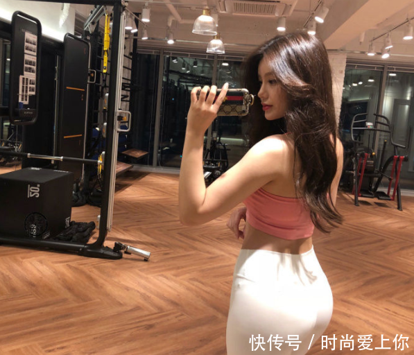 时尚的打底裤美女，塑造女性曼妙曲线身材，真漂亮！