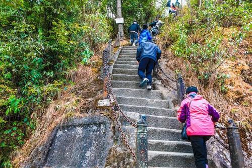 实拍腾冲云峰山九十度斜坡，海拔2445米有一口井水，科学无法解释