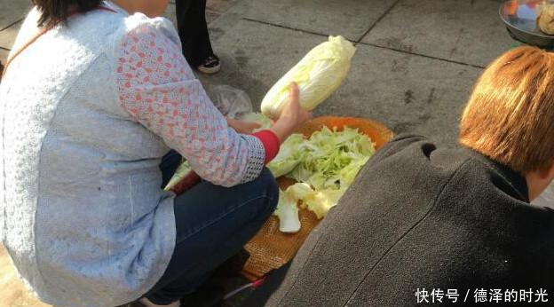 大妈去商场买衣服,被店员看不起,一男子来了后