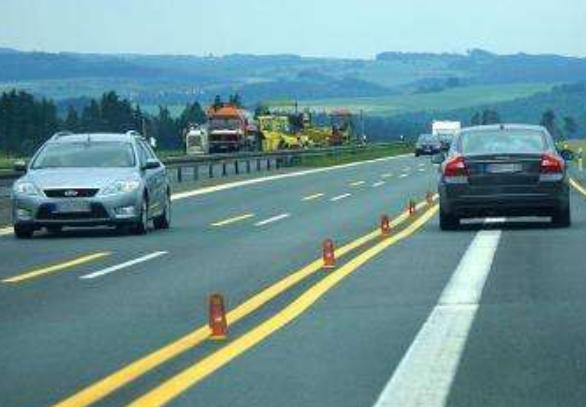 开车跑高速前车急刹车怎么办？直接撞上去吗？交警：最后强调一遍