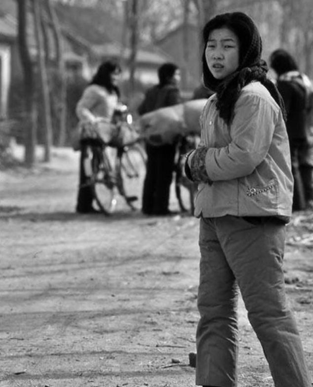  猪肉@老照片再现80年代中国: 图6女孩很漂亮, 图9大街上叫卖新鲜的猪肉