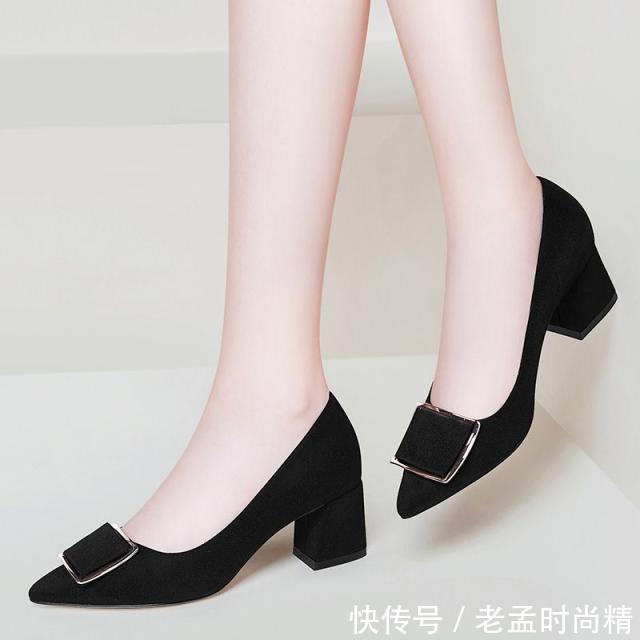 『时髦』凉鞋“失宠”了,看看今年流行的高跟鞋,时髦显嫩很优雅