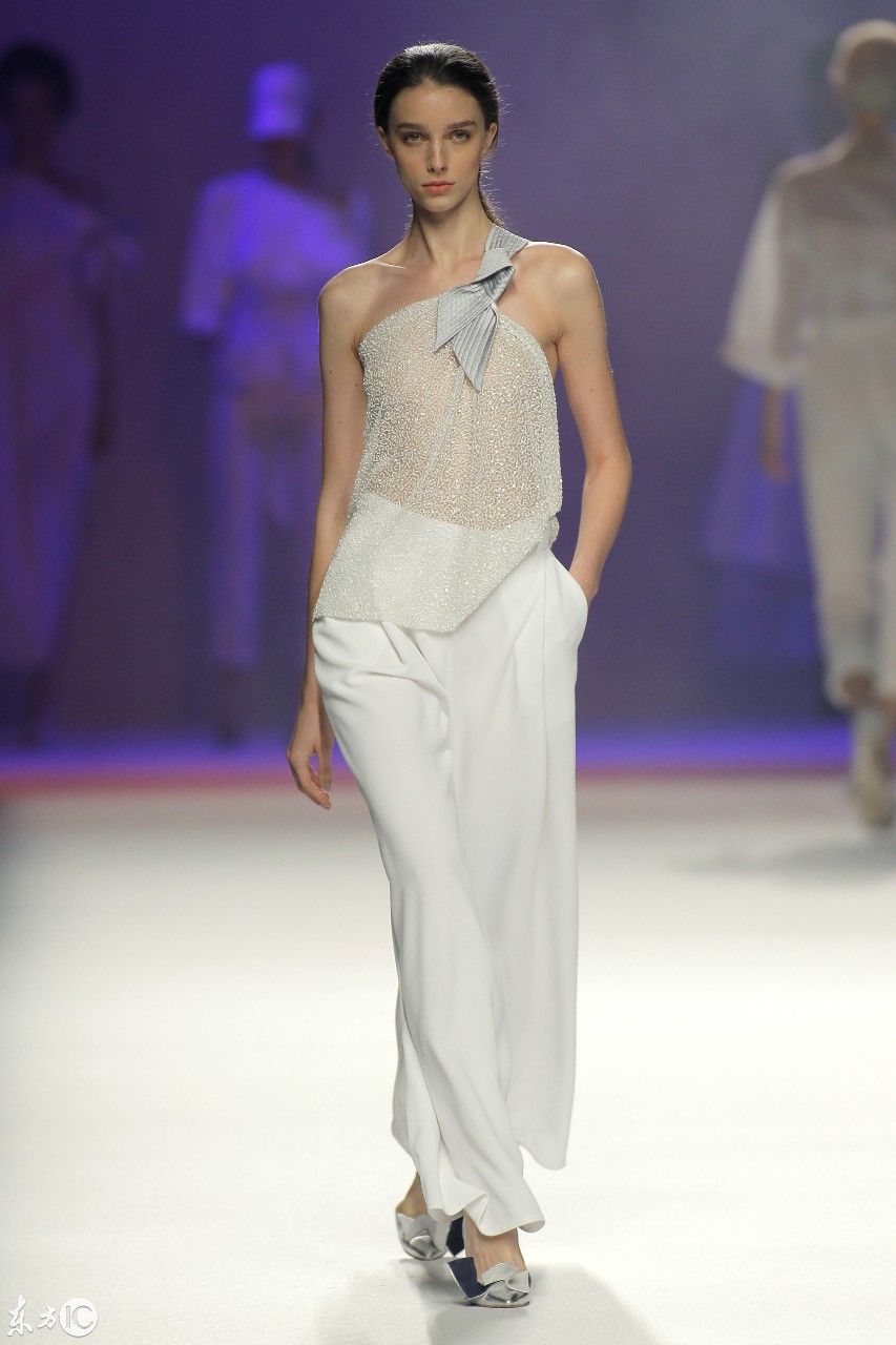 模特在巴塞罗那时装周展示时装，网友:姣好身材不愧为模特!