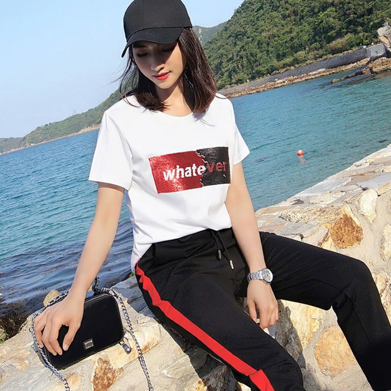 女人出门一定要收拾自己，今年流行这款运动套装，显嫩美翻天