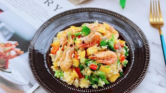  「口感」豪华版的炒饭，剩米饭加厨房边角料，营养口感都翻倍
