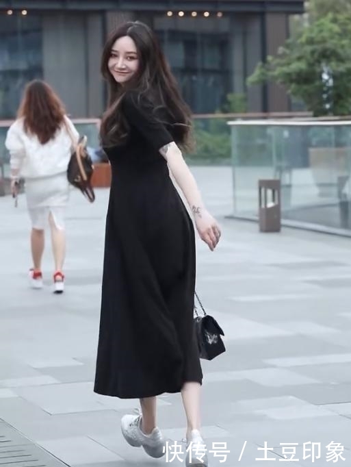  【喜欢上】街拍：小姐姐只不过穿了一袭黑色修身连衣裙，“蛇腰”就秀出来了