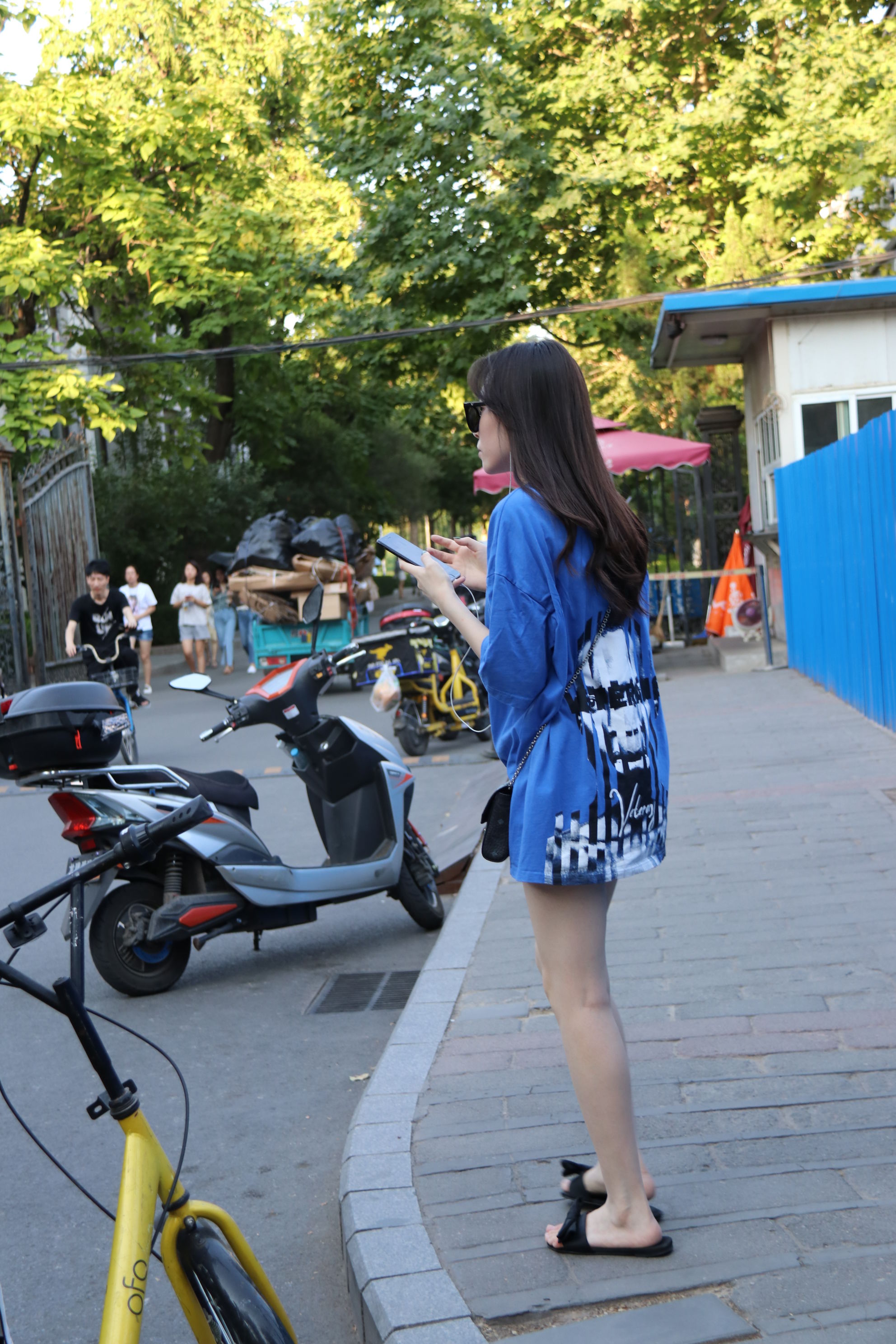 街拍路人，这个夏日怎么能少得了一副好看的太阳镜呢?