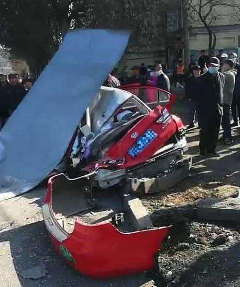  【钢卷】本溪兴安大货车钢卷掉落砸瘪半个出租车，目击者称的哥躲过一劫