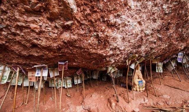 中国最“奇怪”的景区，游客来了竟都往石头塞钱，掉出来还不能捡