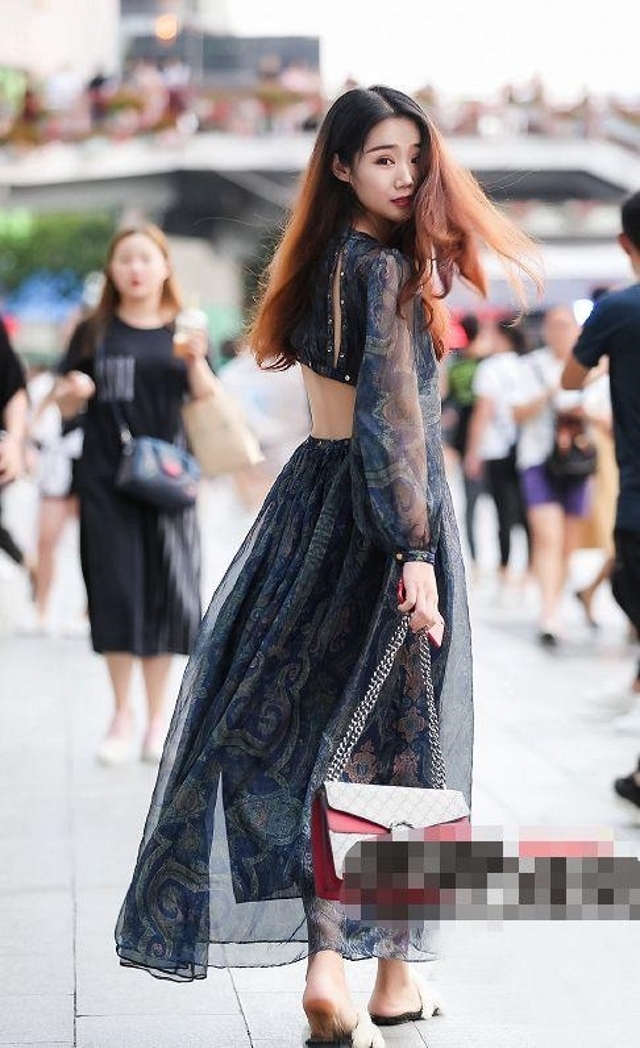  气质|路人街拍，靓女穿v领的黑色打底衫，带着几分抚媚