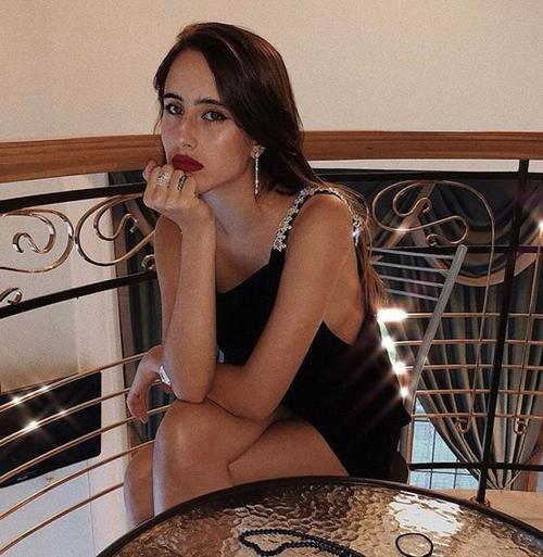 不走秀就回去继承家业？沙特史上第一位走上高定秀场的模特就是她