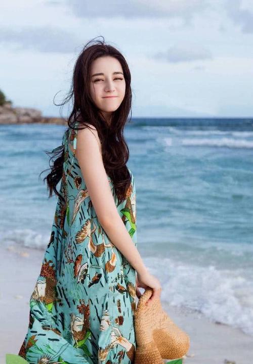 迪丽热巴实力上演旅游穿搭范本，网友：也太美了吧！