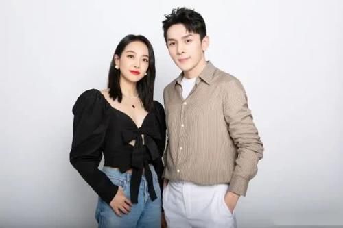  『蝴蝶结』宋茜秀小蛮腰的方式真特别！两个蝴蝶结拼成泡泡袖上衣，高贵撩人