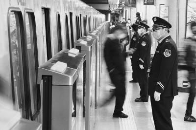  复兴门站：北京地铁1号线车辆间隔跑进1分45秒是怎么做到的