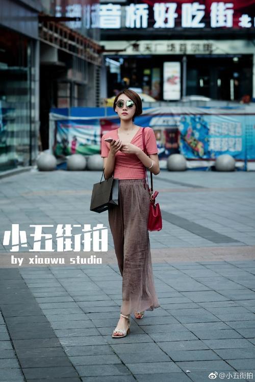 路人街拍:长发小姐姐的粉色凉鞋真有个性,绳子绑到膝盖了