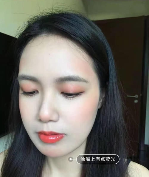  「荧光」一支荧光橙口红完成全脸妆容，开头：开玩笑？结局：大神，求教程
