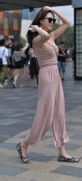 街拍：小姐姐，大长腿美女就是，能够吸引眼球！