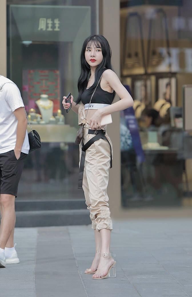 街拍:图1卡戴珊，穿休闲裤换风格?图5美女腿真长