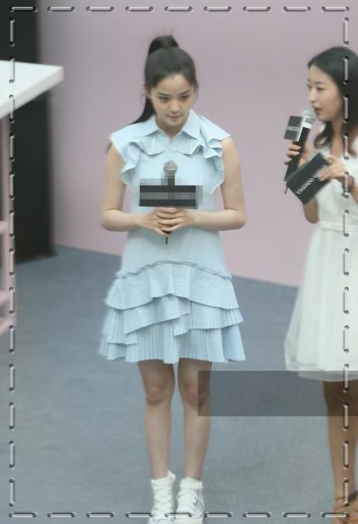 关晓彤终于不再扮老！一件蓝裙嫩炸天，网友：欧阳娜娜还服气么？