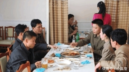 中国人去朝鲜旅游, 酒店吃饭付钱后服务员一个动作, 让人看楞了