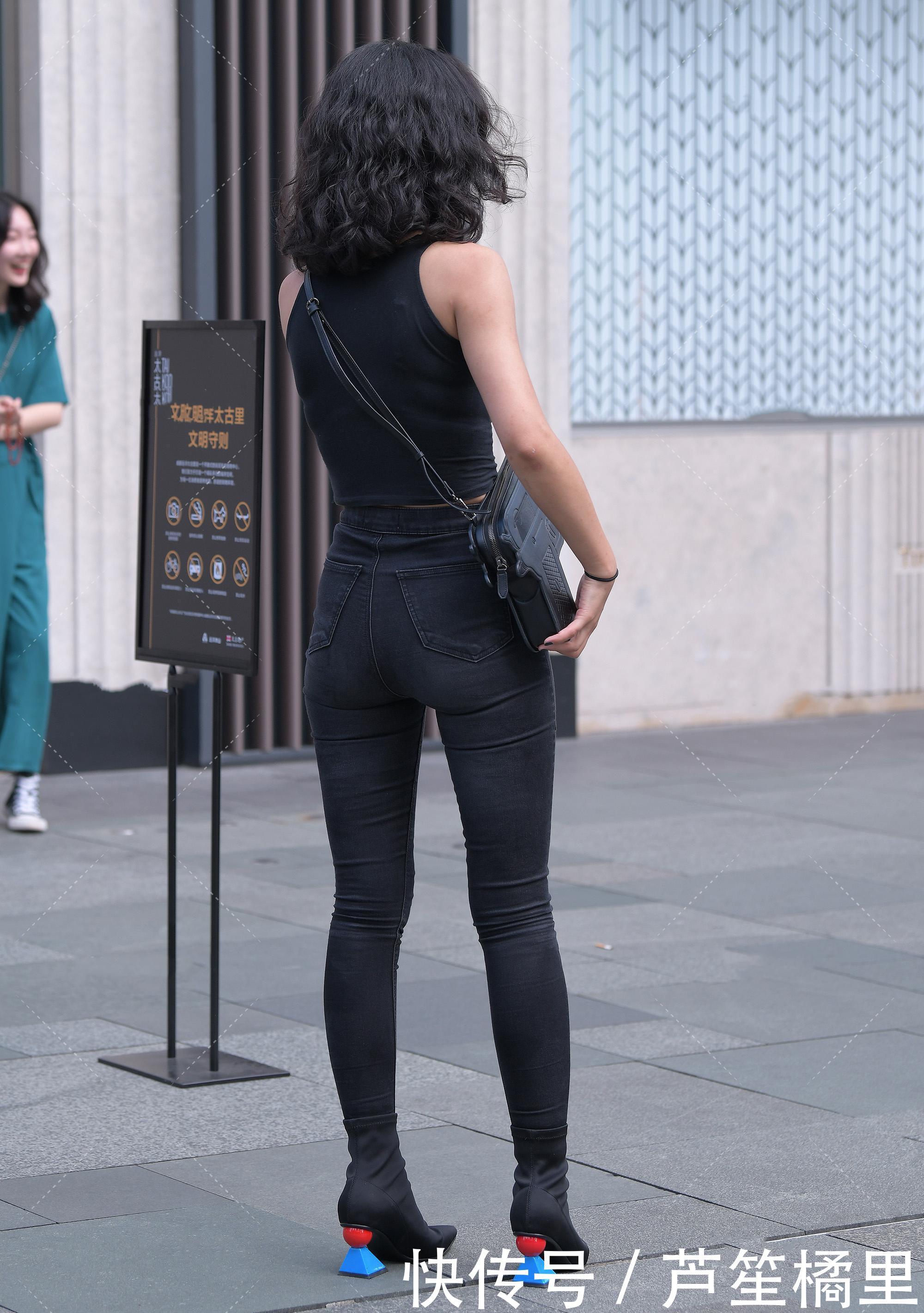 姐姐■儿子玩的“积木”有妙用,姐姐拿来当鞋跟,换俺穿该摔倒了