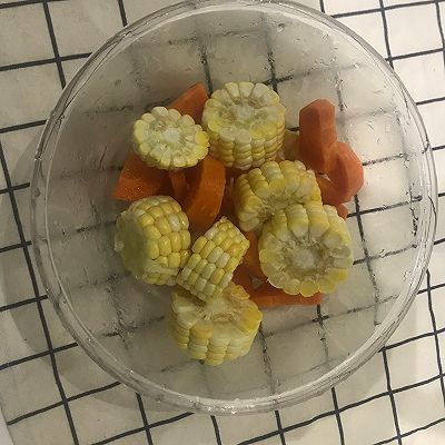 胡萝卜:胡萝卜玉米排骨汤