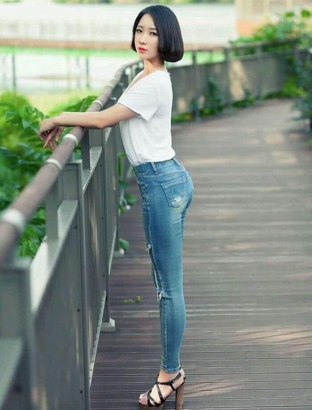 牛仔裤穿出苗条身材让你更显得有气质，想怎么搭都可以哦
