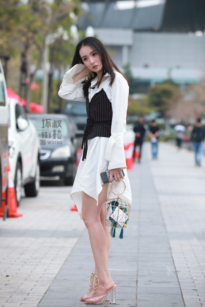 路人街拍,小姐姐的鸟笼包包,才真的有艺术