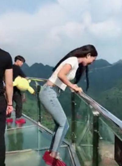 美女姐姐在玻璃栈道拍照，被男孩撞了一下，这代价有点大