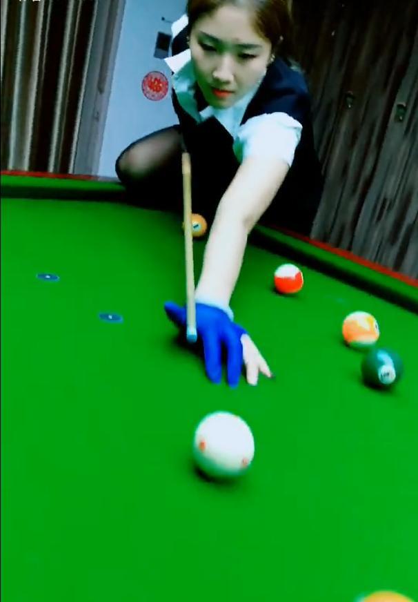 台球美女穿搭黑丝袜、高跟鞋，有没有“摩登女郎”的范?