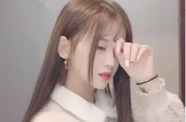 杨清柠实力“忽悠”粉丝，将衣服卖出了天价！网友：这是又没钱了