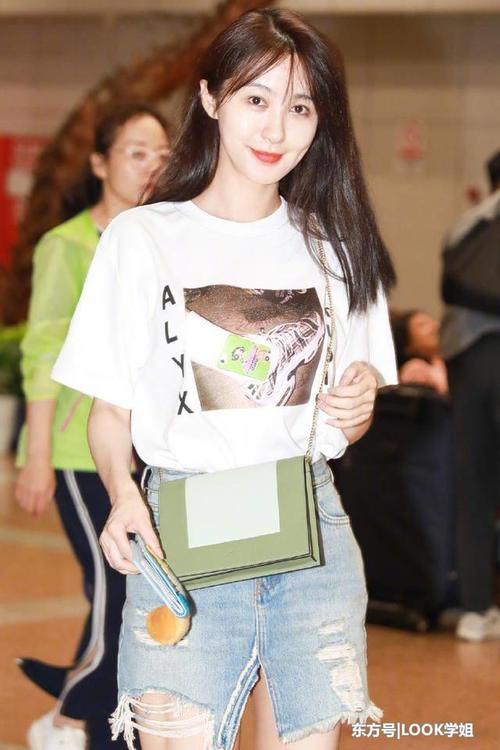 李菲儿为了赶时髦，牛仔短裙开衩秀美腿，网友：黄晓明后悔了吗