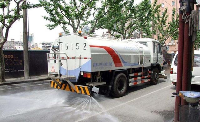 为什么洒水车总是播放经典老歌？为何不用流行音乐呢？可算知道了