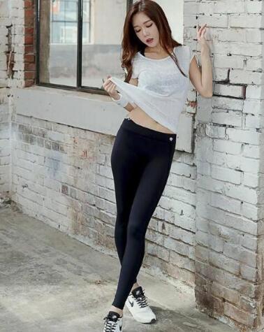 穿紧身喇叭裤小姐姐，秀出优美的身姿显得很美很迷人！