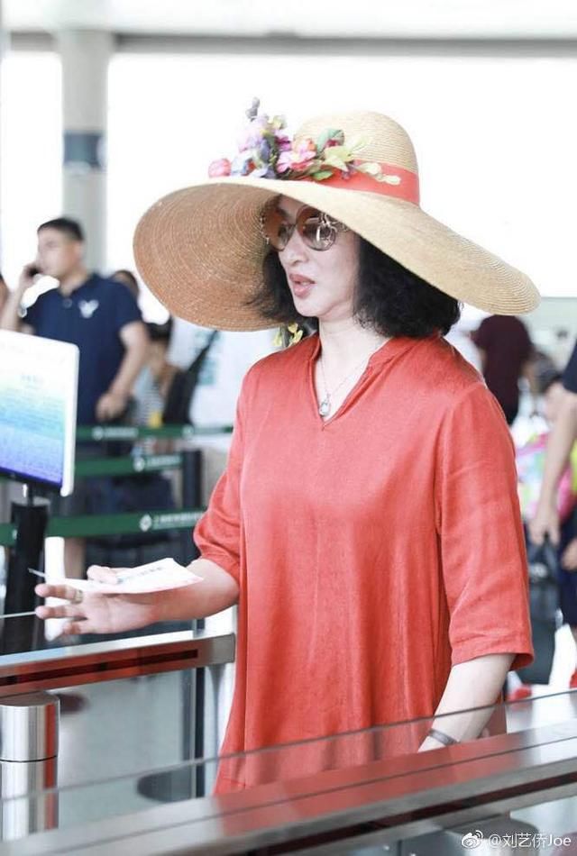 当21岁沈月撞上50岁金星，同样是女人，这差距原谅我不厚道地笑了