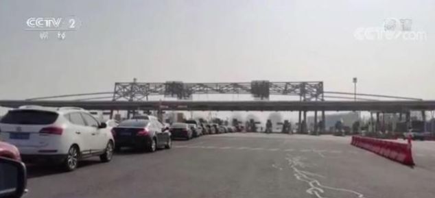  高速：ETC成VIP？高速收费站工作人员：不办就让他堵