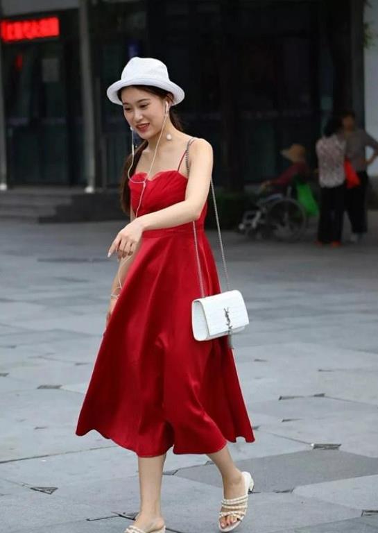  #红色#街拍：美女身穿红色连衣裙，肩挎小包包，头戴小白帽显得俏皮可爱