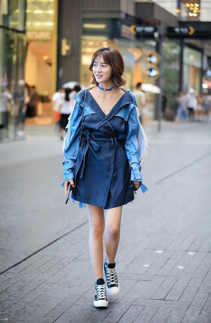 街拍:青春时尚靓丽的小姐姐,穿着性感身姿迷人有型!
