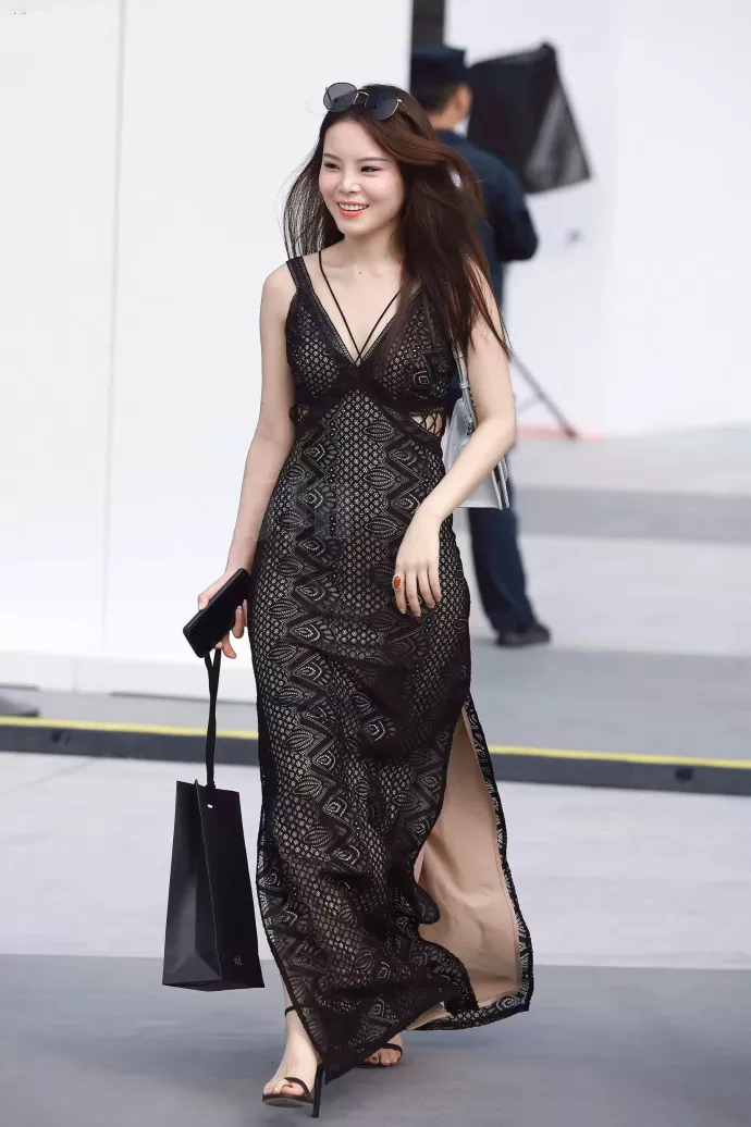 路人街拍，蕾丝吊带深V修身长裙，可以当晚礼服