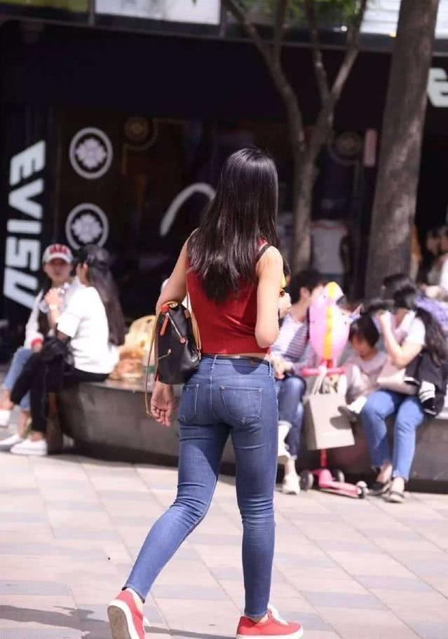 气质小姐姐修身T恤搭配紧身牛仔裤，时尚的穿搭，尽显成熟女人味