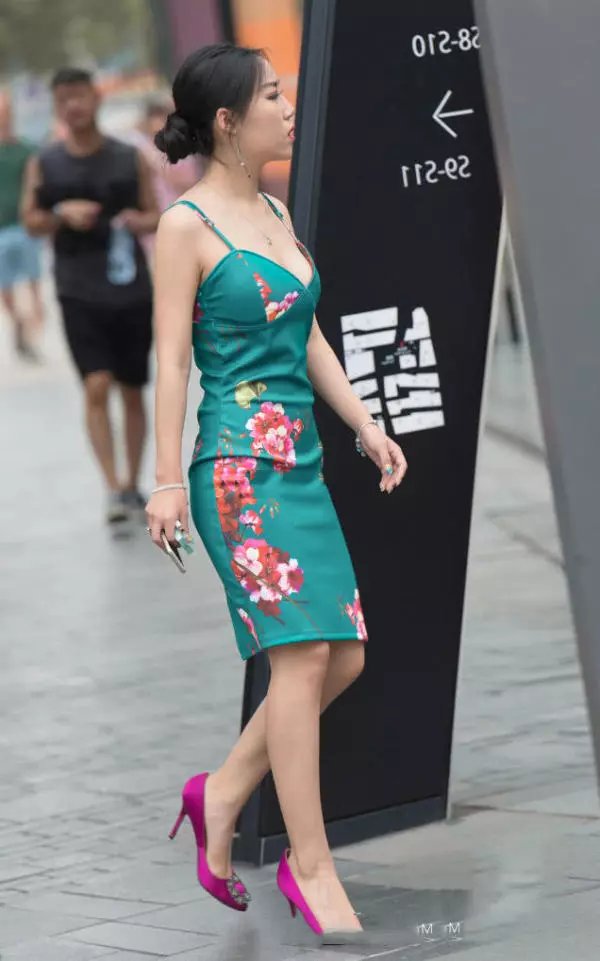 路人街拍:中国风的吊带裙子,尽显小姐姐婀娜多姿的身材