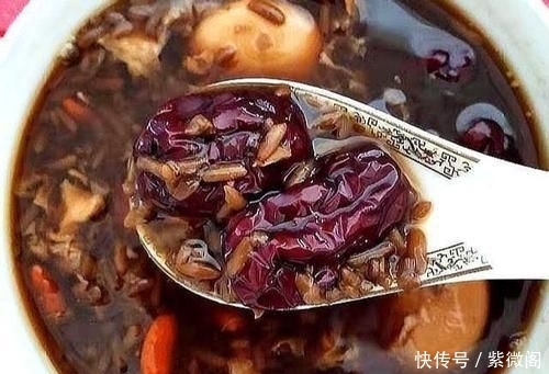  『红枣表面』它是“穷人的阿胶”，每天吃一碗，色斑没了，皮肤水灵灵