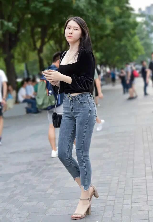  白鞋|过40岁的女人，穿牛仔裤最好别配小白鞋，照这样穿时髦又减龄！