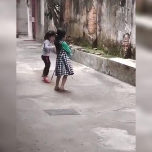  『跳舞』萌娃跟着姐姐跳舞，突然发现没穿裙子，接下来的一幕令人捧腹大笑