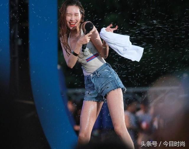 腿精李宣美穿连体泳衣配热裤 网友：女神上厕所咋办