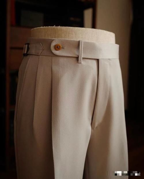#卡其裤#卡其裤的另一个名字叫Chinos,改良后的版型跟西裤一样高级