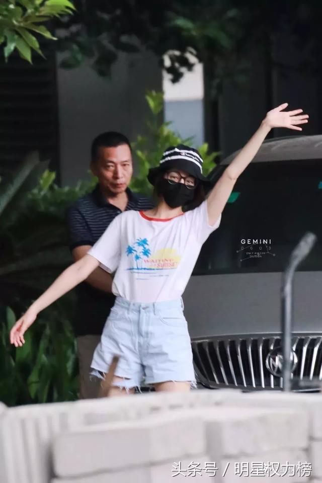 这些女明星私服衣品确实不错，不过夏天捂成这样真的不热嘛？