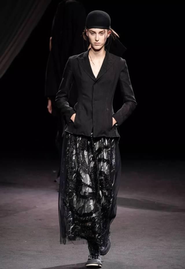  时装秀：Yohji Yamamoto 2020 春夏时装秀：山本耀司的黑色诗意想象